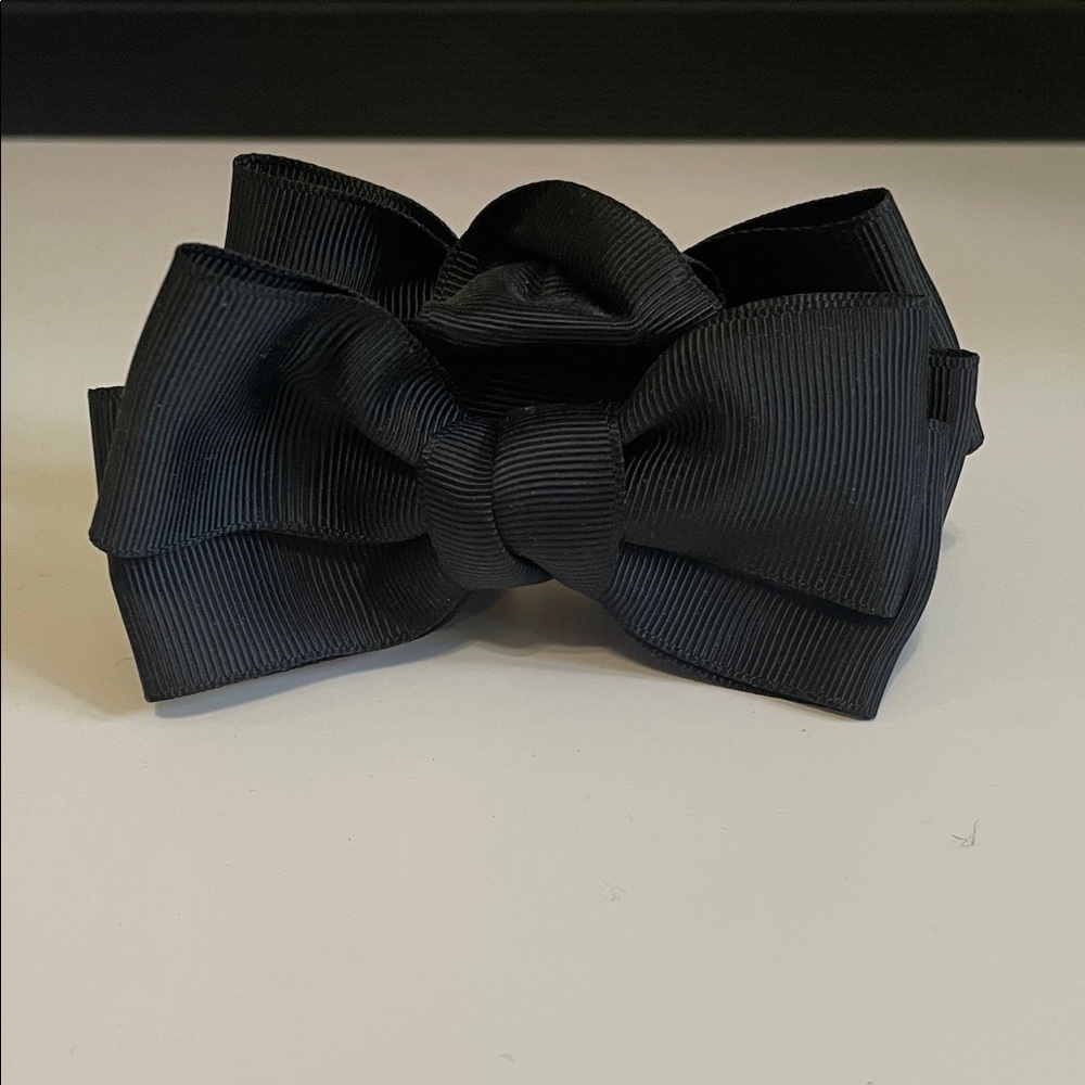 Hair claw with black bow